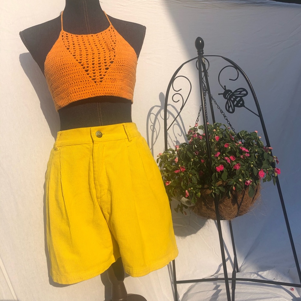 Vintage Highwaist Yellow Corduroy Shorts!